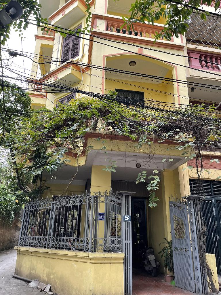 HOÀNG QUỐC VIỆT – LÔ GÓC – Ô TÔ ĐỖ CỬA- VỪA Ở VỪA LÀM VĂN PHÒNG CHO THUÊ.